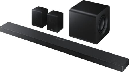 Installation de la barre de son 5.1.2 dolby atmos Samsung HW-QS760F avec son caisson de basses noir.