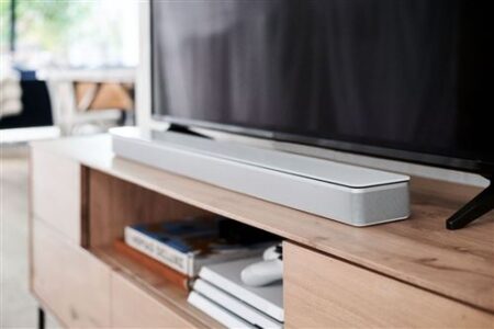 Image de la Bose Soundbar 700 Blanc, offrant un son de haute qualité et un design élégant, parfaite pour votre salon.