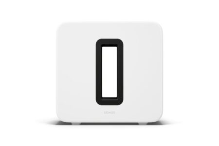Le nouveau caisson de basses blanc sans fil Sonos Sub 4 posé verticalement dans un salon.