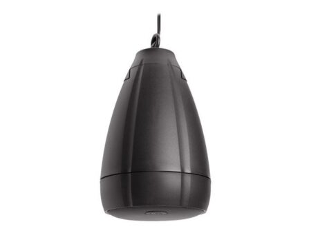 Image du haut-parleur polk atrium sat300 2 voies marron installé en extérieur pour un son puissant et résistant aux intempéries.