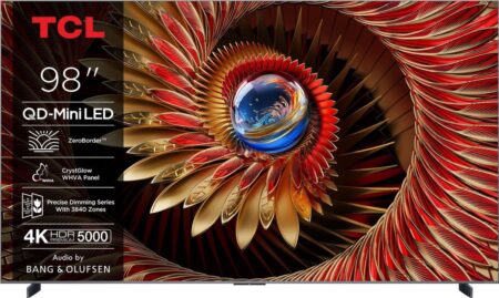 Grand téléviseur tcl 98q8c de 98 pouces affichant une image 4K UHD lumineuse dans un salon moderne.