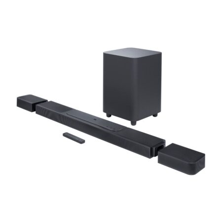 Barre de son jbl bar 1300 dolby atmos 11.1.4 noire avec enceintes arrière détachables et caisson de basses sans fil dans un salon moderneBarre de son jbl bar 1300 dolby atmos 11.1.4 noire avec enceintes arrière détachables et caisson de basses sans fil dans un salon moderne