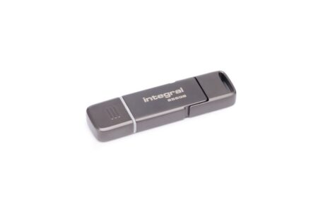 Disque integral slimxpress dual 256 go bronze posé à côté d'un ordinateur portable montrant sa petite taille.