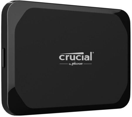 Disque ssd externe crucial x9 1 to noir compact et robuste posé sur un bureau.