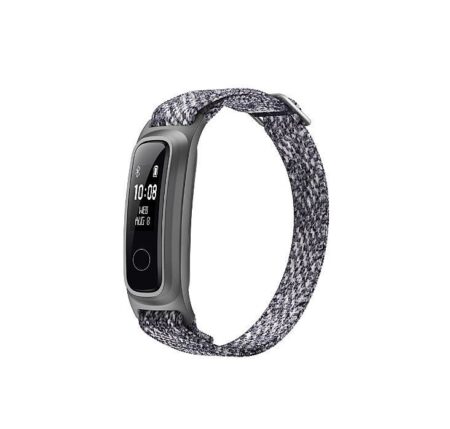 Le bracelet connecté honor band 5 basketball attaché sur une chaussure de sport pendant une course.