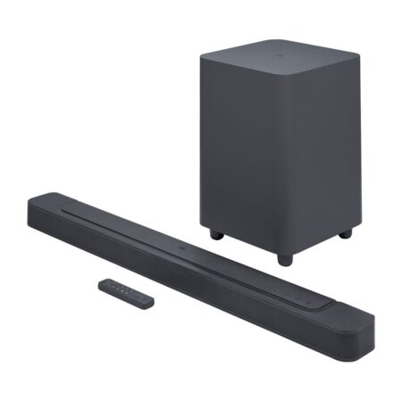 Barre de son jbl bar 500 dolby atmos 5.1 noire avec caisson de basses sans fil posée devant un téléviseur moderne