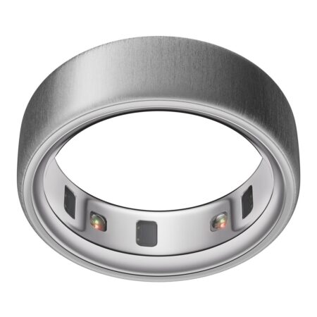 La bague connectée Oura Ring 4 argent brossé taille 7 mettant en valeur sa texture mate sur un support en bois.