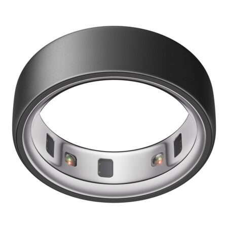 La bague connectée oura ring 4 gris taille 15 posée à plat mettant en valeur son design circulaire en titane.