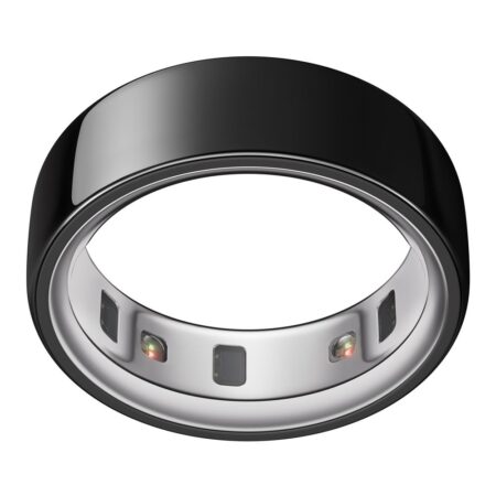 La bague connectée Oura Ring 4 noir taille 10 portée au doigt pour mesurer l'activité physique.