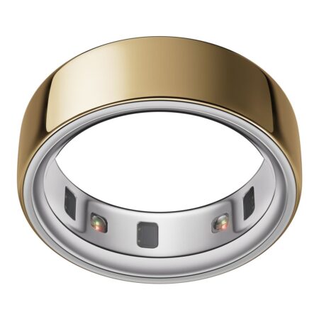 La bague connectée Oura Ring 4 or taille 8 brillant doucement sous une lumière tamisée.