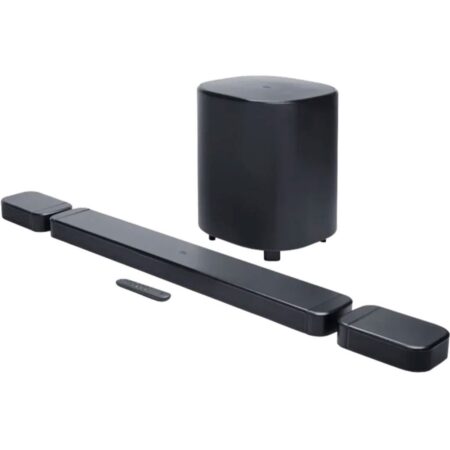 Barre de son jbl bar 800 mk2 dolby atmos 7.1 noire avec enceintes surround détachables et caisson de basses sans fil dans un salon moderne