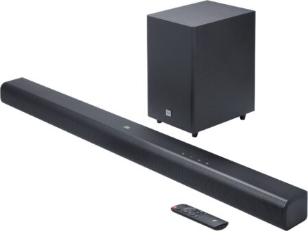 Barre de son jbl sb560 dolby audio 3.1 noire avec caisson de basses sans fil placée devant un téléviseur dans un salon moderne