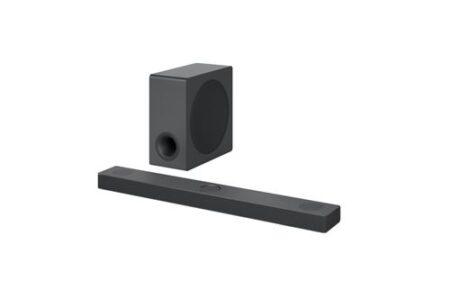 Image de la barre de son lg s80qy dolby atmos 3.1.3 noir installée sous une télévision avec caisson sans fil et système audio 480W pour home cinéma immersif.