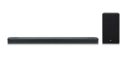 Barre de son lg sl8yg dolby atmos 3.1.2 couleur titane avec caisson de basses sans fil installée devant un téléviseur moderne