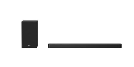 Barre de son lg sn8yg dolby atmos 3.1.2 noire avec caisson de basses sans fil placée devant un téléviseur dans un salon moderne