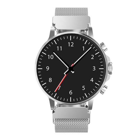 Gros plan sur un bracelet maille milanaise 22mm BigBen argenté installé sur une montre connectée.