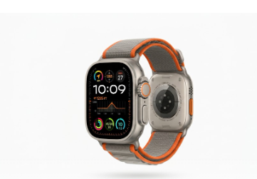La montre de sport apple watch ultra 2 titane 49mm avec son écran de suivi de performance et son bracelet orange.