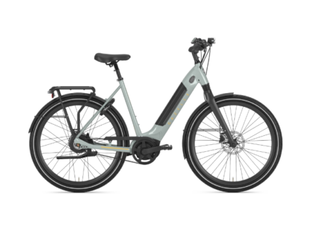 Cycliste utilisant un vélo électrique gazelle ultimate c380 hmb gris anthracite sur une piste cyclable moderne en ville.