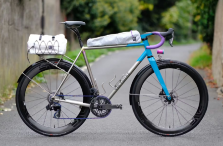 Un cycles victoire pierrot stationné sur un pavé historique mettant en avant les finitions artisanales du cadre acier.