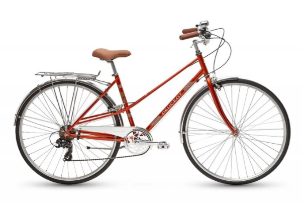 Un peugeot cycles legend lc01 au design rétro stationné dans une rue pavée typique devant un café moderne.