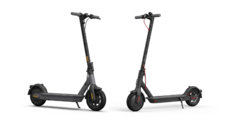 La Xiaomi electric scooter 4 pro est stationnée sur un trottoir urbain moderne pour mettre en avant son design élégant.