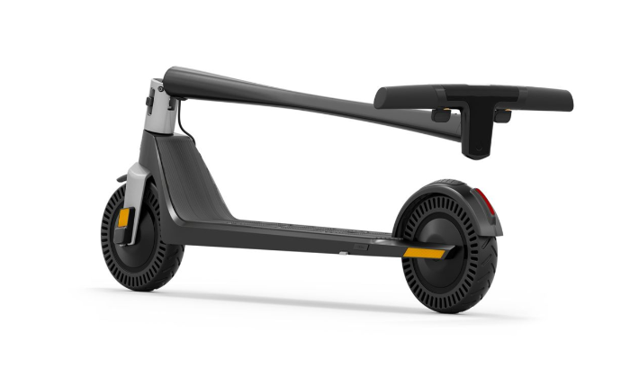 Le unagi model one voyager stationné dans une rue moderne mettant en valeur son design minimaliste et ses finitions haut de gamme.