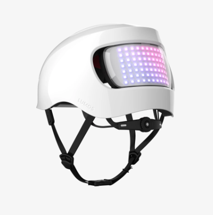 Le casque lumos matrix affichant des motifs lumineux personnalisés pour une visibilité maximale en milieu urbain de nuit.