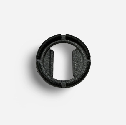 Un support pour airtag élégant fixé sur un trousseau de clés métallique pour assurer la sécurité et la localisation de vos objets personnels.