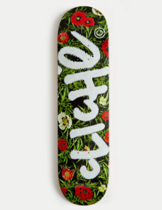 Un Cliché skateboards team series deck posé sur un sol bétonné, mettant en valeur le graphisme unique de la série et la forme technique de la planche.
