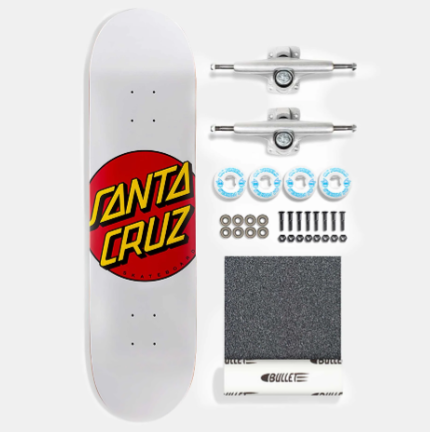 Un Santa cruz classic dot full complete posé sur une surface urbaine, mettant en valeur son graphisme iconique et sa configuration technique complète pour rider.
