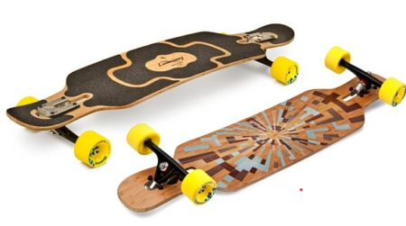 Un Loaded boards tan tien complete posé sur une route goudronnée, mettant en avant sa forme symétrique et sa construction en bambou de haute qualité.