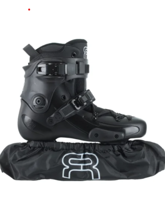 Le Seba fr1 80 présenté sur un sol plat, mettant en avant son design robuste, son châssis en aluminium précis et sa réputation de roller freeskate.