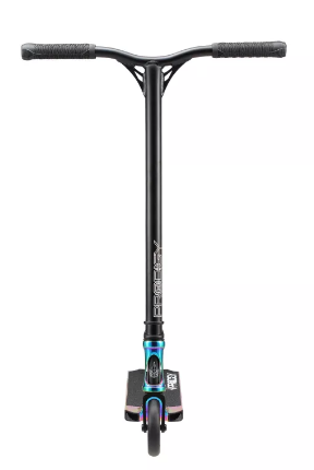 Le seba fr1 80 présenté sur un sol plat, mettant en avant son design robuste, son châssis en aluminium précis et sa réputation de roller freeskate.