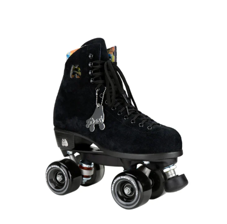 Le moxi lolly présenté dans une variété de couleurs, soulignant son design rétro en cuir suédé et sa platine de haute qualité pour le patinage extérieur.