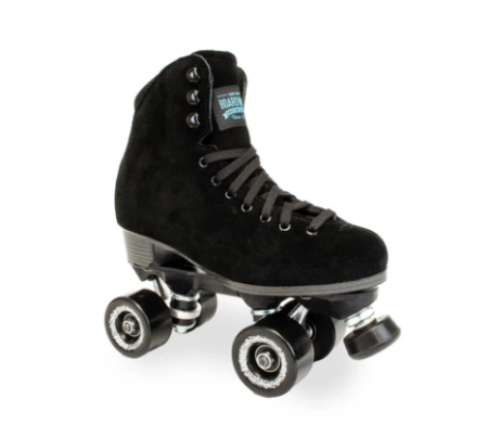 Le sure-grip boardwalk posé sur une surface lisse, mettant en avant son cuir suédé de haute qualité et son châssis robuste pour le patinage tout-terrain.