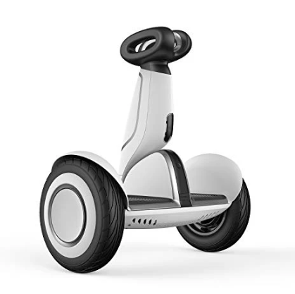 Gyropode avec guidon Segway-Ninebot MAX G2 noir et gris utilisé pour les déplacements urbains quotidiens.