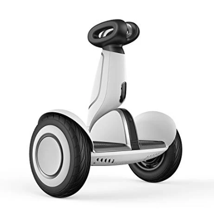 Gyropode avec guidon Segway-Ninebot S-Plus noir et blanc utilisé pour les déplacements urbains modernes.