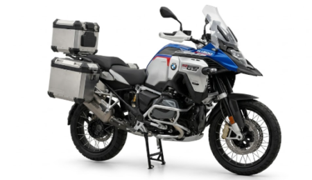 Moto bmw r 1300 gs adventure 2026 stationnée avec valises et équipement touring sur route de montagne.