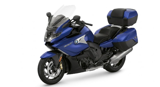 Moto bmw k 1600 gt 2026 noire stationnée sur route panoramique avec valises latérales et équipement touring premium.