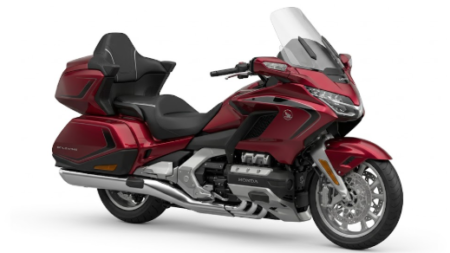 Moto honda gold wing gl1800 2026 noire avec équipements touring et finition premium sur fond clair.