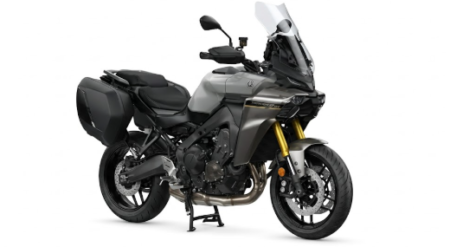 Moto yamaha tracer 9 gt noire stationnée sur route avec design sportif et valises latérales pour voyage longue distance.