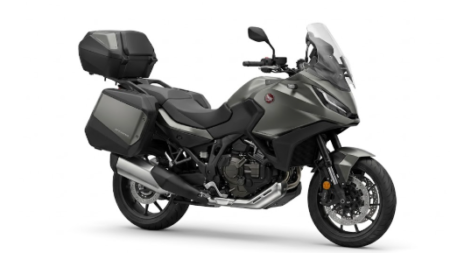 Moto honda nt1100 version dct grise avec valises latérales et design moderne stationnée sur route pour voyage longue distance.