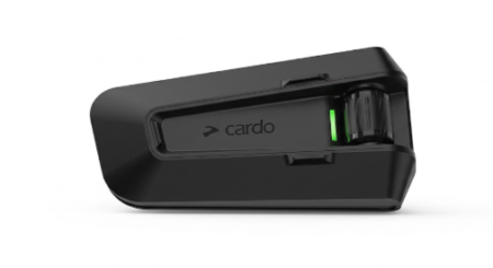 Intercom haute performance Cardo Packtalk PRO fixé sur un casque moto noir avec système audio intégré.