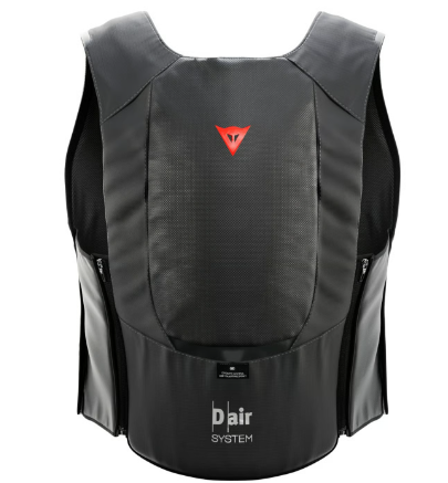 Gilet dainese smart air noir porté par un motard avec protection airbag électronique intégrée.