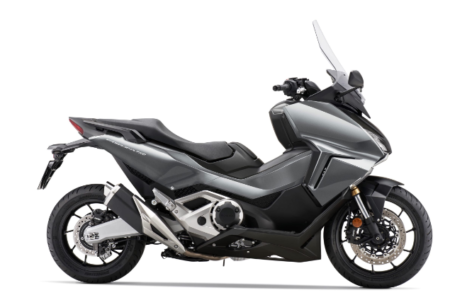 Honda Forza 750 gris avec design sportif moderne et grand scooter GT confortable pour route et trajets urbains.