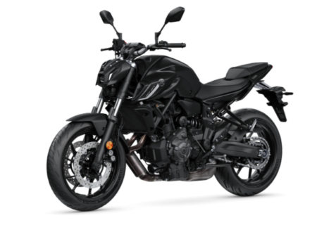 Moto yamaha mt-07 noire avec design roadster sportif et éclairage LED moderne sur route urbaine.