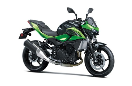Moto kawasaki z500 noire stationnée avec design roadster sportif et éclairage LED moderne.