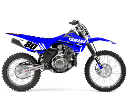 Moto yamaha tt-r 125 bleue stationnée sur terrain tout-terrain pour pratique du motocross et loisirs off-road.