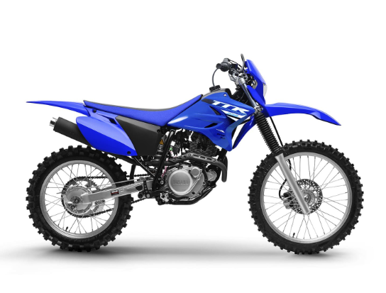 Moto yamaha tt-r 230 bleue stationnée sur terrain tout-terrain pour randonnée et pratique du motocross loisir.