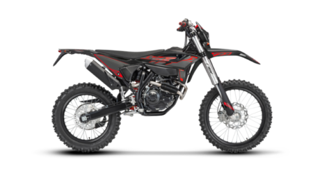 Moto beta 125 rr 4t rouge et blanche avec pneus tout-terrain sur une piste motocross.